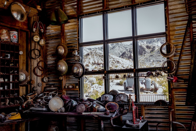 cordonnerie-HYERES-min_shop_window_part_junk_abandoned-138873